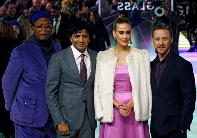  (Dari kiri) Samuel L. Jackson, M. Night Shyamalan, Sarah Paulson dan James McAvoy semasa menghadiri tayangan perdana Eropah filem ‘Glass’ di London. — Gambar Reuters