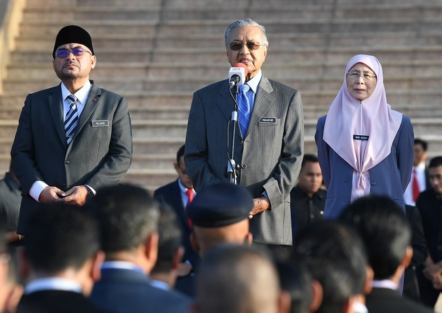 Dr Mahathir (tengah) berucap pada Perhimpunan Bulanan Jabatan Perdana Menteri di Putra Perdana hari ini. 