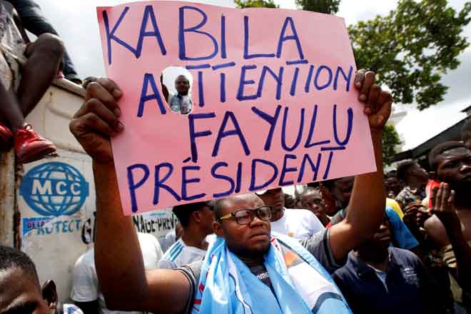  Penyokong Fayulu membawa poster sebelum perhimpunan politik berlangsung di Kinshasa, Congo, pada 11 Januari lepas. — Gambar Reuters