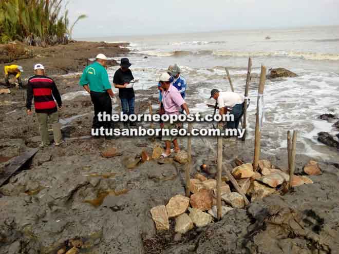  Penduduk bersama pegawai JAIS melihat keadaan tanah perkuburan Kampung Semarang yang terhakis teruk.