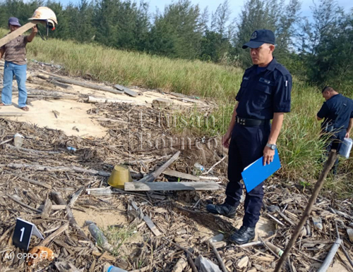 Pegawai polis menjalankan siasatan di lokasi penemuan tengkorak manusia pada Selasa