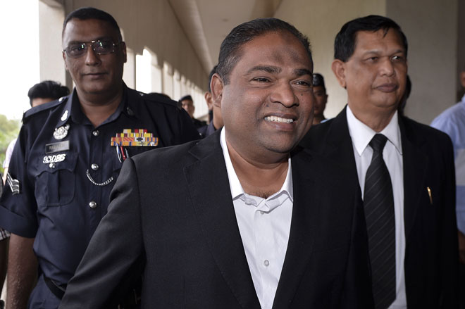 Abdul Azeez sebaik keluar dari Mahkamah Sesyen Kuala Lumpur semalam. — Gambar Bernama