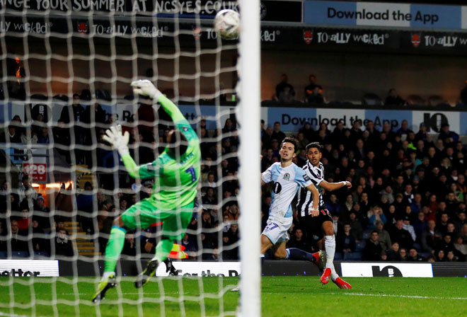  Perez (kanan) melepaskan rembatan dari luar petak penalti sebelum menjaringkan gol keempat Newcastle pada perlawanan ulangan pusingan ketiga Piala FA menentang Blackburn di Ewood Park, Blackburn kelmarin. — Gambar Reuters