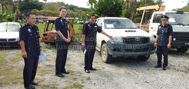  Lim (tiga kiri) menunjukkan sebuah kenderaan 4WD yang disamun kumpulan sindiket ini yang berjaya ditemui semula di Long Lama. 