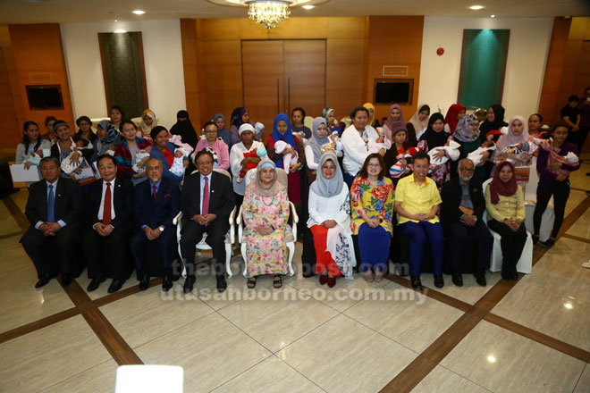  Abang Johari (empat kiri) dan Juma’ani (lima kiri) bergambar bersama bayi dan ibu bapa masing-masing yang menerima sijil EFS, semalam.