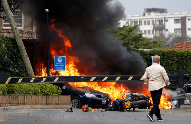  Kereta kelihatan terbakar di tempat kejadian di mana letupan dan tembakan kedengaran di pekarangan hotel Dusit,                     di Nairobi, Kenya pada Selasa. — Gambar Reuters