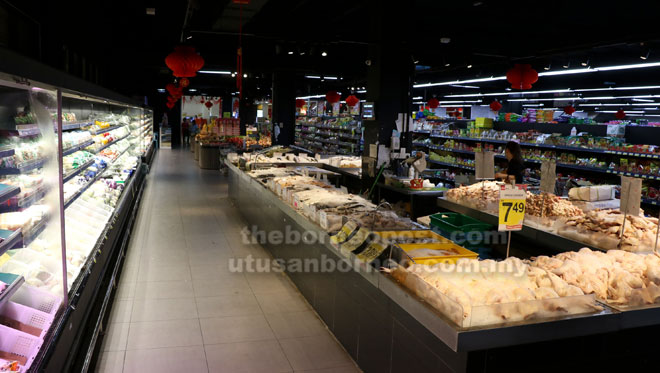  Orang ramai juga boleh mendapatkan barangan segar seperti sayur, ayam dan ikan di Pasar Raya New World Mart.