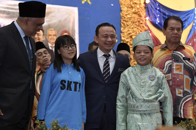  Maszlee (tengah) bergambar bersama Muhammad Syukur (dua kanan) atau lebih dikenali Syukur The Kampung Boy dan Por (dua kiri) yang memperoleh 8A dalam peperiksaan Ujian Penilaian Kelas KAFA (UPKK) 2018 pada Program Singgah Cakna Bersama Syukur The Kampung Boy di Sekolah Menengah Kebangsaan Padang Midin, Kuala Terengganu, semalam — Gambar Bernama