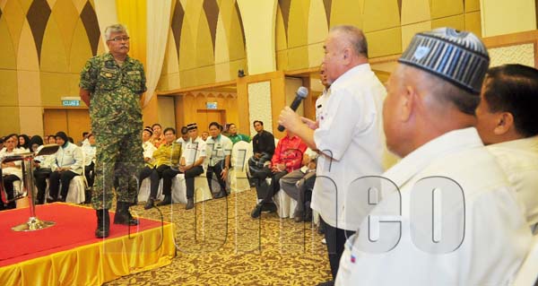 ZAMBROSE semasa mendengar isu yang dikemukakan salah seorang veteran ATM.