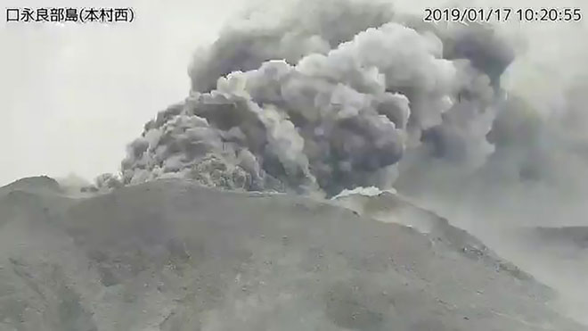  Gambar video serahan ini daripada kamera web secara langsung Agensi Meteorologi Jepun pada Khamis menunjukkan letusan gunung berapi di Pulau Kuchinoerabu di Yakushima, daerah Kagoshima. — Gambar AFP