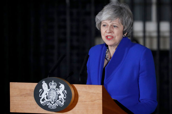  May membuat kenyataan kepada anggota media di Downing Street, London                pada Rabu selepas terselamat daripada undi tidak percaya terhadap kerajaannya. — Gambar AFP