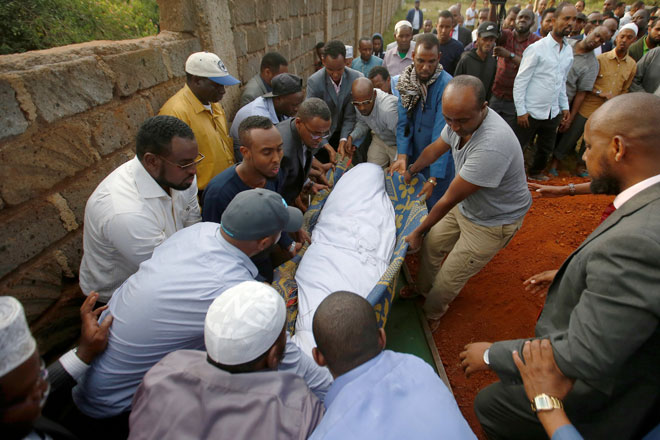  Orang ramai mengangkat jenazah Feisal Ahmed Rashid yang maut dalam serangan ke atas sebuah pekarangan hotel mewah, di tanah perkuburan Islam Langata, di Nairobi, Kenya pada Rabu. — Gambar Reuters