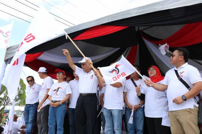 Julaihi (tengah) bersama tetamu kehormat lain mengibarkan bendera GPS.