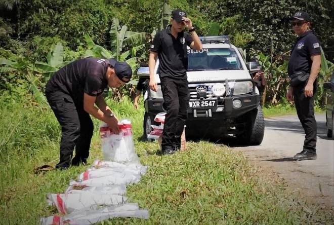 Anggota forensik meneliti barang-barang yang ditemui di Kampung Bunga Rampai.