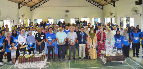 AHLI-ahli Kelab Misi UIAM merakamkan foto bersama Ma’mun, pensyarah UIAM, pemimpin setempat dan penduduk kampung yang hadir.