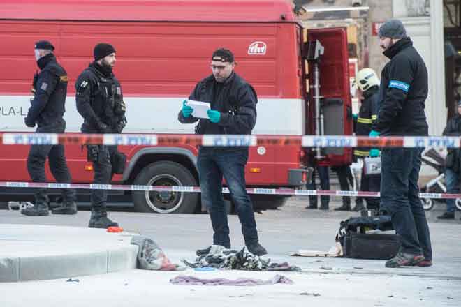  Pegawai polis menjalankan siasatan di lokasi di  mana seorang lelaki membakar diri kelmarin di Prague. — Gambar AFP