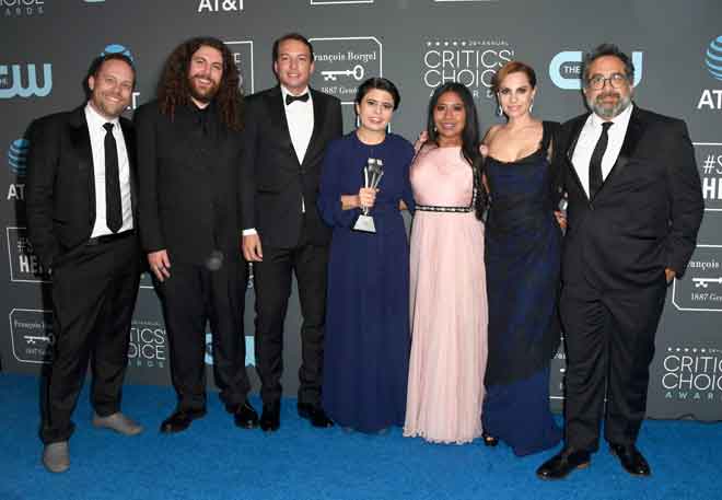  Pelakon ‘Roma’ bergambar selepas memenangi Filem Terbaik Critics’ Choice Awards. — Gambar AFP