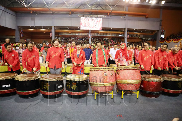 SHAFIE (tengah) dan isteri Datin Seri Shuryani Shuaib (empat kanan), Jaujan (dua kanan), Christina (tiga kiri) serta Susan (empat kiri) serta tetamu kehormat lain menyempurnakan acara gimik perasmian.