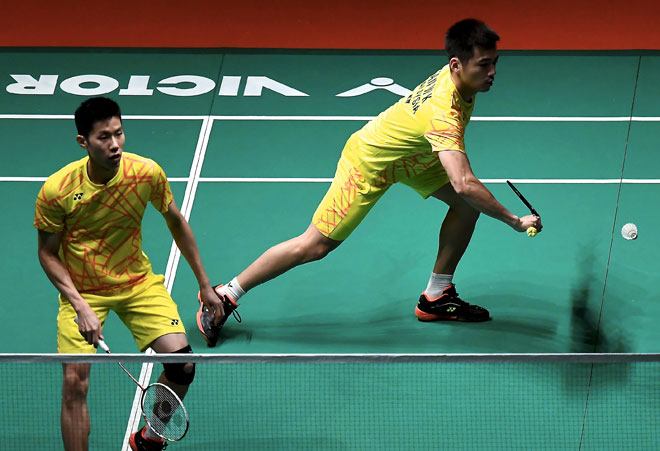  V Shem (kanan) dan Wee Kiong beraksi menentang Gideon dan Kevin pada Kejohanan Perodua Malaysia Masters 2019 di Axiata Arena Kuala Lumpur Sports City, Bukit Jalil semalam.  —  Gambar Bernama