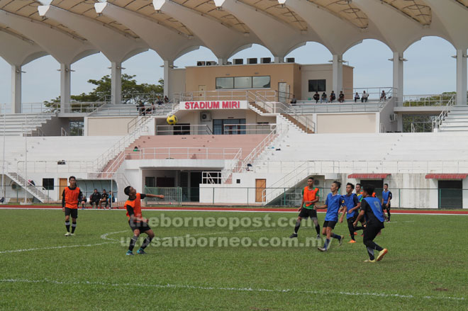  Pemain-pemain dari Limbang, Bintulu dan Miri menjalani fasa pemilihan Skuad Belia Sarawak 2019 di Stadium Miri semalam.