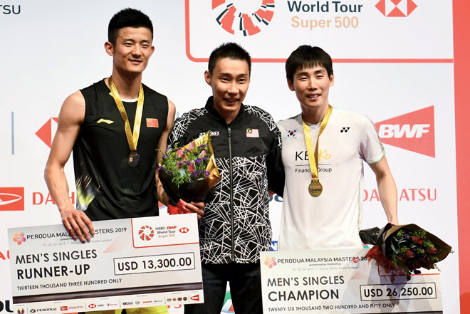  Chong Wei (tengah) bergambar bersama Son Wan Ho (kanan)  ketika majlis penyampaian hadiah kejuaraan perseorangan lelaki badminton Perodua Malaysia Masters 2019 di Axiata Arena Kuala Lumpur Sports City, Bukit Jalil semalam. — Gambar Bernama