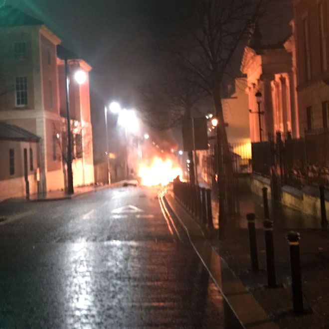  Gambar rakaman dan serahan Perkhidmatan Polis Ireland Utara kelmarin menunjukkan sebuah kereta terbakar susulan serangan di Londonderry, utara Ireland. — Gambar AFP