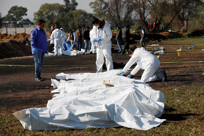  Juruteknik forensik menanda mayat di tempat kejadian dalam kawasan perbandaran Tlahuelilpan di negeri Hidalgo, kelmarin. — Gambar Reuters