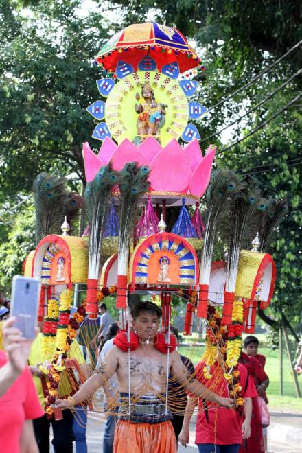  Seorang lelaki berbangsa Cina Andrew Chong, 51, membawa kavadi mencuri tumpuan penganut Hindu dan pelancong ketika perayaan Thaipusam di pekarangan Kuil Arul Subramaniar di Gunung Cheruh dekat Ipoh, semalam. — Gambar Bernama