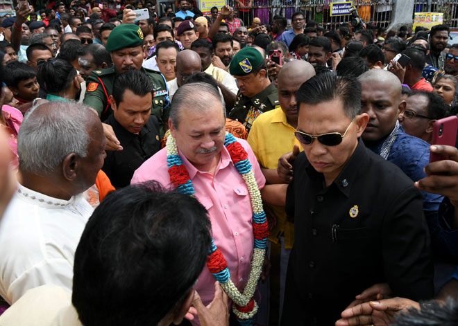  Sultan Johor Sultan Ibrahim Almarhum Sultan Iskandar berkenan bersalaman dengan penganut Hindu ketika menghadiri Sambutan Perayaan Hari Thaipusam Peringkat Negeri Johor di Kuil Arulmigu Thendayuthapani, Wadihana, Johor Bahru semalam. — Gambar Bernama