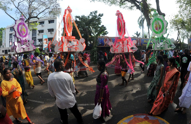  Penganut Hindu membawa kavadi menuju ke Sri Arulmigu Balathandayutthabani Jalan Kebun Bunga, George Town sempena Thaipusam semalam. — Gambar Bernama