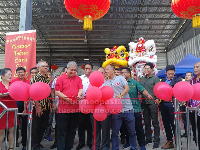  Awang Tengah (empat kiba), Dr Abdul Rahman enggau bala bukai lebuh bejadika Bazar TBC di Lawas kemari.