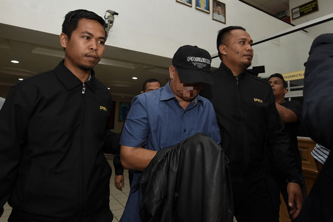  Seorang ADUN bergelar ‘Datuk’ (tengah) direman tiga hari bagi membantu siasatan berhubung tuntutan palsu bernilai RM500,000 di Mahkamah Majistret Kuala Terengganu. — Gambar Bernama