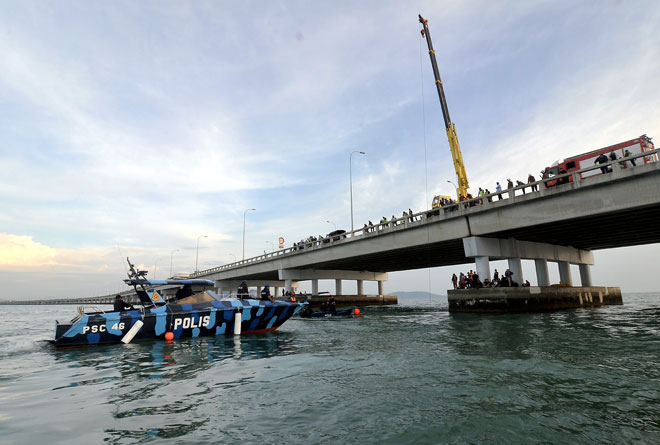  Operasi mencari sebuah kereta yang terhumban ke dalam laut selepas terlibat dalam kemalangan jalan raya dengan sebuah lagi kereta di KM 4 Jambatan Pulau Pinang dekat George Town kelmarin berhenti pada 7 malam semalam. — Gambar Bernama