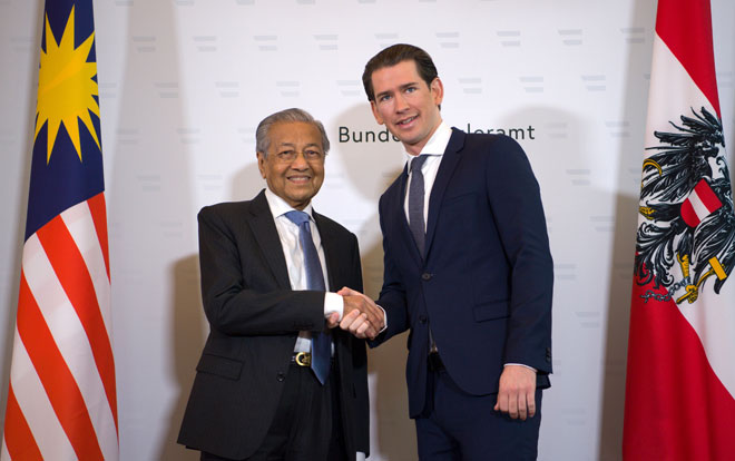  Dr Mahathir (kiri) mengadakan pertemuan dengan Kurz, di Federal Chancellery,                                            di Vienna semalam. — Gambar Bernama