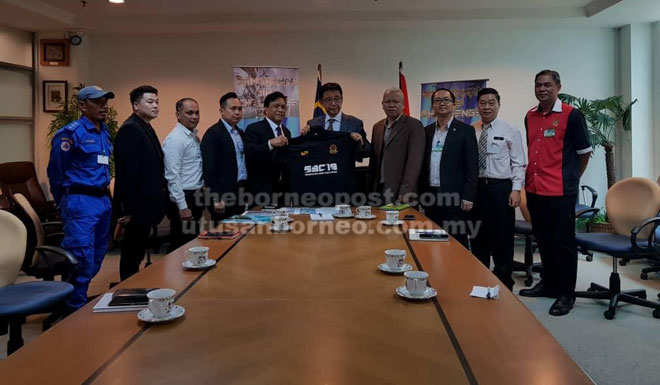  Abdul Karim (lima kanan) menerima baju rasmi daripada wakil penganjur Sarawak Bike Challenge 2019 pada kunjungan hormat di pejabatnya di Kuching semalam.