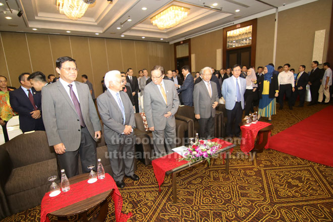  Abang Johari (tengah) hadir pada Majlis Menandatangani MoU antara Sarawak Energy dan Tabung Amanah Bakun di Kuching semalam. Turut kelihatan (dari kiri) Dr Abdul Rahman, Hamed, Masing dan Rundi. — Gambar Muhammad Rais Sanusi 