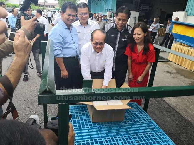  Uggah melihat pes durian sejuk beku yang hendak dieksport ke Kuala Lumpur di A.T.A Supplies, Bintawa semalam. Turut kelihatan Dr Abdul Rahman (dua kanan), Ik Pahon (kiri) dan Andeline (kanan).