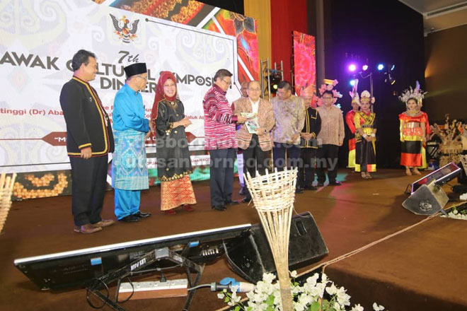  Abang Johari (empat kiba) nerima bup rintai resolusyen Simposium Budaya Sarawak Ketujuh 2018 ari Uggah (lima kiba) seraya dikemataka  bala  temuai ti di pebasa ke bukai. 