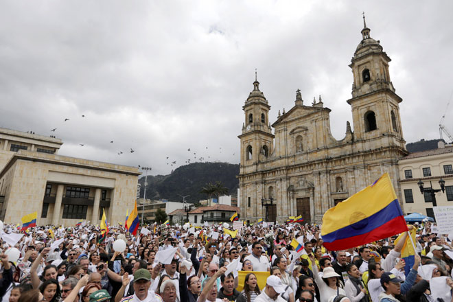  Ribuan rakyat Colombia menyertai perarakan membantah keganasan ekoran serangan bom kereta ke atas sebuah akademi polis yang membunuh 20 kadet dan seorang penyerang di Bogota, Colombia pada Ahad. — Gambar Reuters