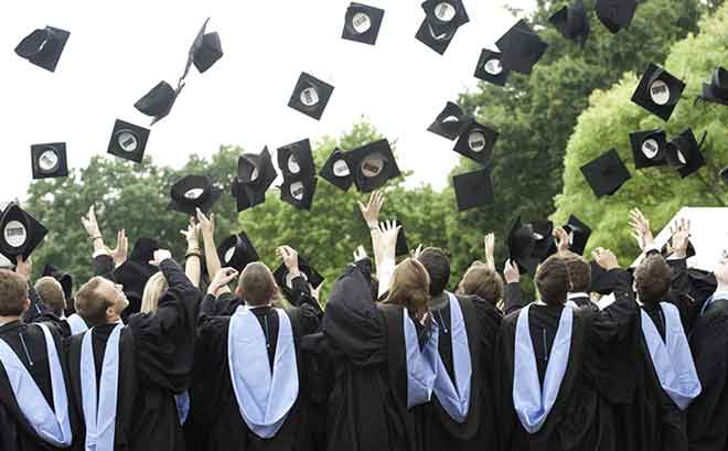  Graduan di kampus UK meraikan kejayaan mereka selepas majlis konvokesyen yang gemilang.