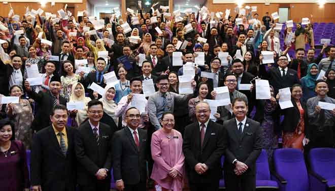  Mistirine (lima kiri) bersama seramai 187 guru baharu sekolah rendah yang akan ditempatkan di seluruh Sabah pada majlis Taklimat dan Penyampaian Surat Penempatan Guru Baharu Sekolah Rendah semalam. — Gambar Bernama