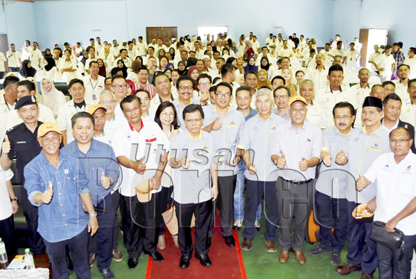 SHAFIE bersama tetamu kehormat, pegawai eksekutif, pegawai dan kakitangan Syarikat Benta Wawasan Sdn Bhd menunjukkan isyarat bagus beramai-ramai.