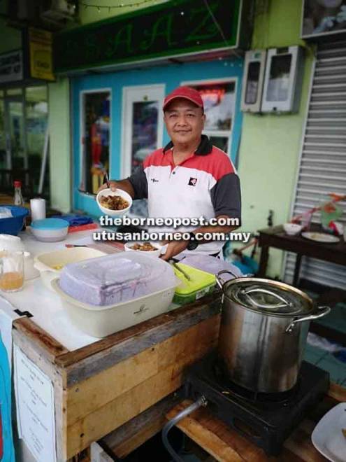  Mohd Amizan memperkenalkan salah satu makanan istimewa iaitu Sup Tulang Hitam di premis makanannya, Cafe Nur yang terletak di Jalan Awang Wal/ Jalan Astana, Kuching.