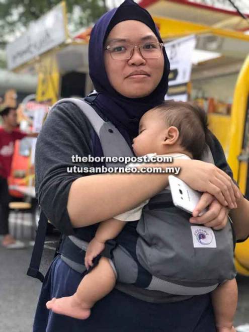  Norashikin bersama anak bongsu lelakinya semasa menjalankan perniagaan food truck di bawah Jejambat Jalan Satok.
