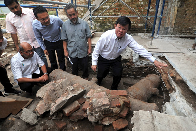  Chow melihat meriam dan mortar zaman penjajahan British yang ditemui oleh penyelidik dari Pusat Penyelidikan Arkeologi Global Universiti Sains Malaysia pada Jumaat lepas semasa kerja-kerja pemuliharaan di Tapak Fort Cornwalis Padang Kota Lama, kelmarin. — Gambar Bernama