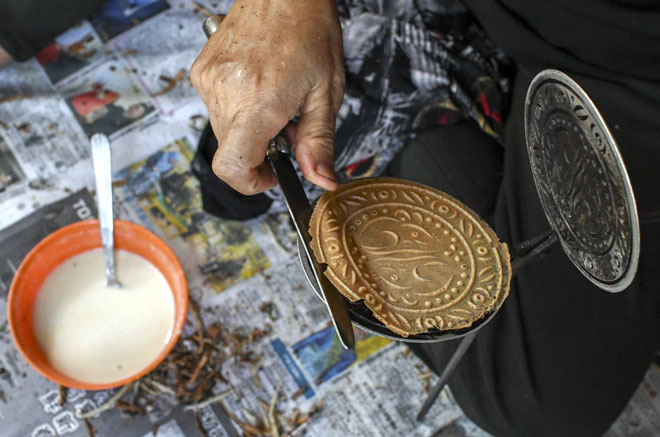  Kuih kapit yang diperbuat daripada adunan tepung beras, telur, gula dan santan kelapa laris setiap kali musim perayaan dan merupakan kuih tradisional masyarakat Cina. — Gambar Bernama