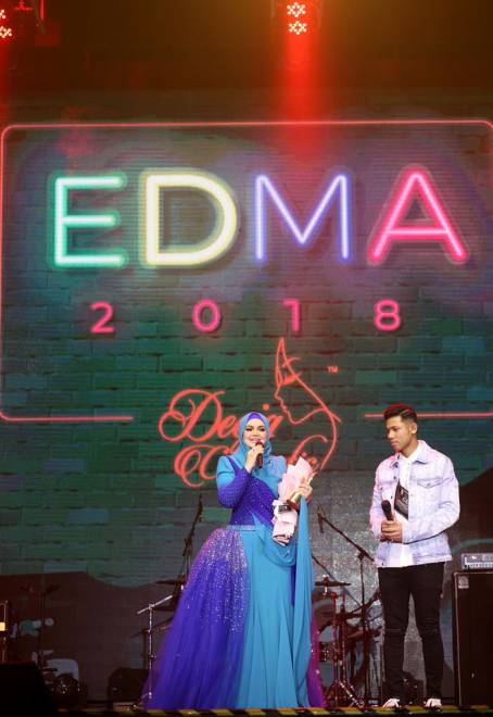  Pihak Era turut memberi penghargaan kepada Siti Nurhaliza atas sumbangannya yang mewarnai industri hiburan tanah air untuk lebih dua dekad. 