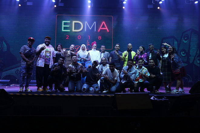  Gambar kumpulan bersama keluarga jenama Era dan Deeja Cosmetic pada malam kemuncak EDMA 2108 baru-baru ini. 
