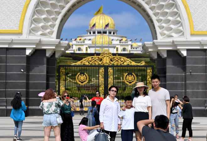  Rakyat tempatan dan juga pelancong asing mengambil peluang melawat di Istana Negara sempena cuti umum Hari Wilayah Persekutuan ketika tinjauan fotoBernama di Putrajaya, semalam. — Gambar Bernama