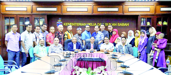 Arunarnsin (duduk) dan pegawai-pegawai Kementerian Belia dan Sukan Sabah bersama rombongan MBI di KBS Sabah, Wisma Muis.